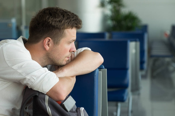 Jeune homme caucasien à l'aéroport attendant son avion
 - Photo, image