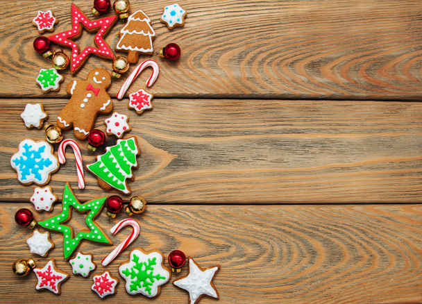 Gengibre de Natal e mel cookies coloridos
 - Foto, Imagem