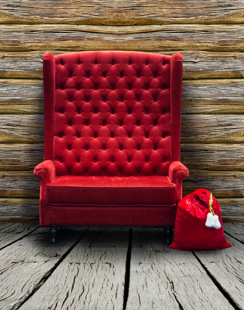 Κόκκινη Καρέκλα στο παλιό εσωτερικό - Φωτογραφία, εικόνα