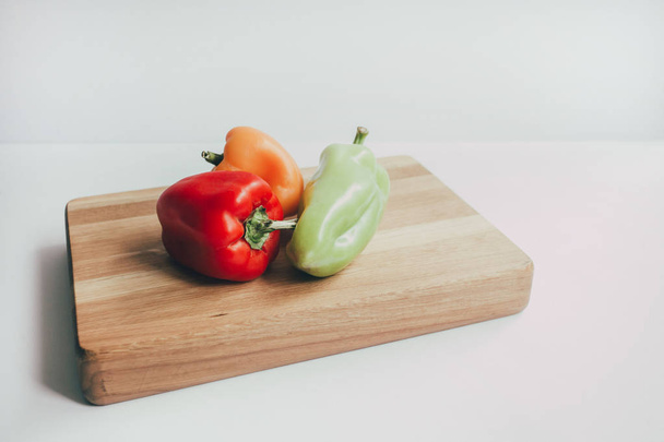 Lebensmittel, gesunde Ernährung und Ernährungskonzept - geschnittener Kürbis und anderes Gemüse auf Holzbrett. frisches Gemüse und Gemüse auf einem Holzbrett. - Foto, Bild