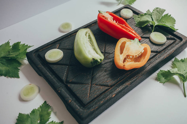 食品、健康的な食事と栄養の概念 - は、木の板にカボチャなどの野菜をスライスしました。新鮮な野菜と木の板に緑. - 写真・画像