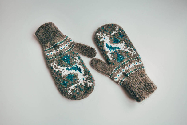 Stack of Handmade Warm Knitted Socks Bufandas Mitones de lana áspera hilado marrón beige gris sobre tabla de madera. De cerca. Invierno Otoño Eco Fashion Kinfolk Style
. - Foto, imagen