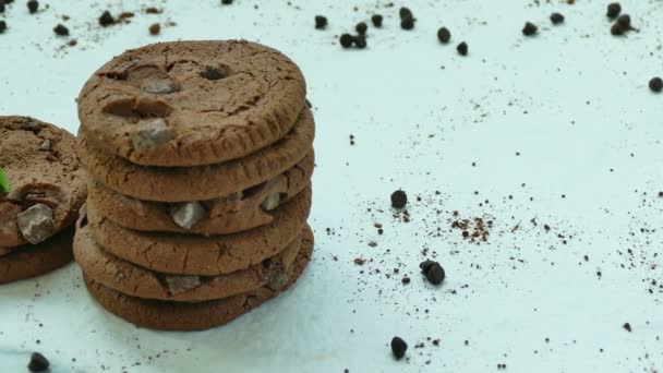 vynikající domácí sušenky s čokoládou kapkami na bílém pozadí - Záběry, video