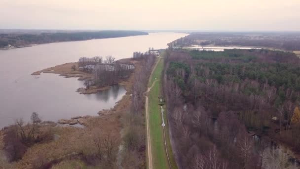 Nehir kıyısında havadan görünümü yolun. Tarih: 20172611 - Video, Çekim