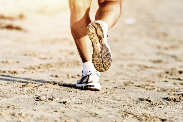 Piedi runner in esecuzione sulla spiaggia primo piano sulla scarpa
 - Foto, immagini