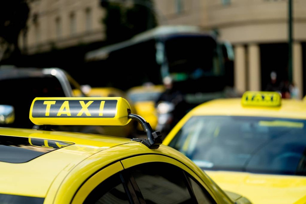 taxi amarillo con el logo
 - Foto, imagen