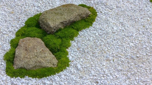 die Verwendung von Marmorsplittern und Felsbrocken bei der Schaffung des japanischen Steingartens - Foto, Bild