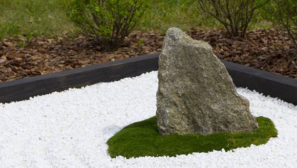 El uso de chips de mármol y rocas en la creación del jardín japonés de piedras
 - Foto, Imagen
