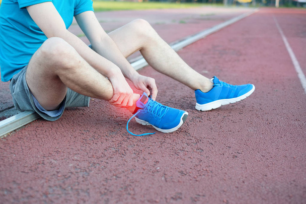 Sportler schnürt seine Schnürsenkel für das Rennen - Foto, Bild