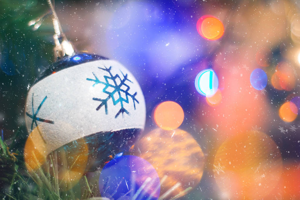 Boże Narodzenie ball na gałęzi świerka z niewyraźne lights wianek bokeh na Sylwestra. Boże Narodzenie tło - Zdjęcie, obraz