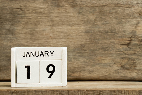 Белый блок календаря настоящее время 19 и месяц Январь на деревянном фоне
 - Фото, изображение