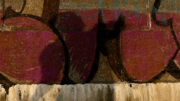 Танцующая тень человека движется по стене с граффити на закате в Сло-Мо
 - Кадры, видео