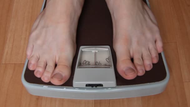 Überprüfung des eigenen Gewichts auf einer Waage - Filmmaterial, Video