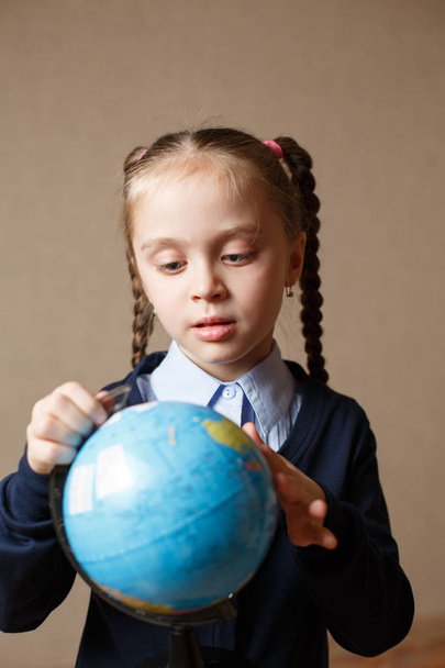 roztomilé dítě dívka vypadat zeměkoule - Fotografie, Obrázek
