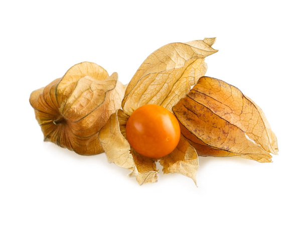 Πάπρικα ή Ακρωτήριο φραγκοστάφυλο φρούτα απομονωμένα σε λευκό. Ανοίξτε physalis ώριμα φρούτα με κάλυκα - Φωτογραφία, εικόνα
