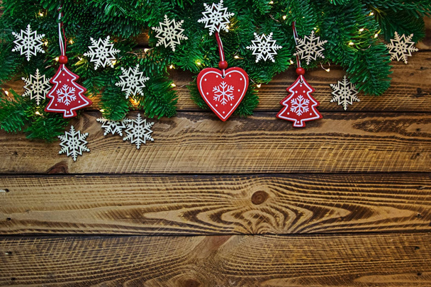 Fondo de vacaciones navideñas vintage con ramas de abeto y volantes de nieve sobre tablones de madera
 - Foto, imagen