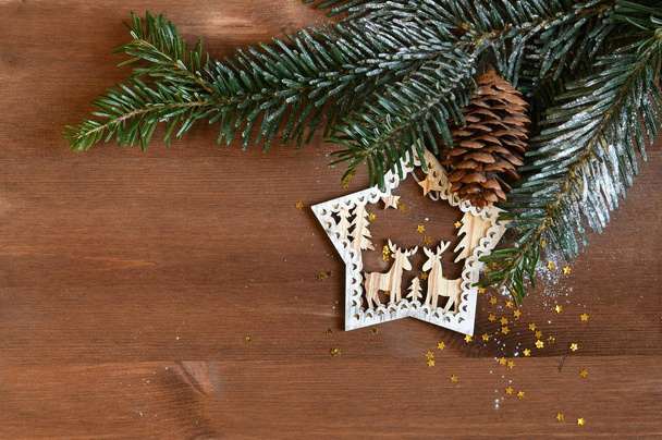 Noel tatil arka plan - dekorasyon xmas ağacı ve altın yıldız ile ahşap bir masa üzerinde - Fotoğraf, Görsel