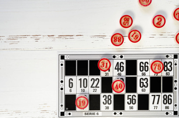 giocare a bingo su tavolo vintage in legno bianco
 - Foto, immagini