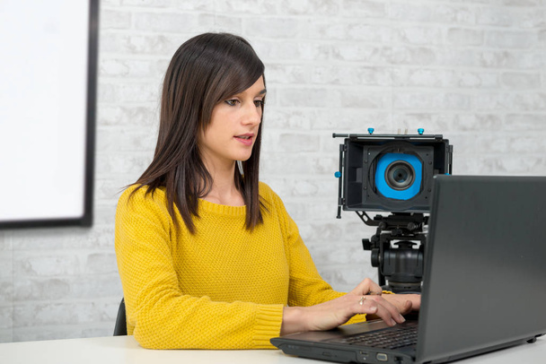 mujer joven editor de vídeo trabajando con el ordenador portátil
 - Foto, imagen