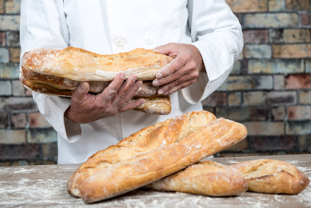 panadero celebración tradicional pan francés baguettes
 - Foto, Imagen
