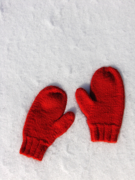 ζευγάρι κόκκινα γάντια στο χιόνι - Φωτογραφία, εικόνα