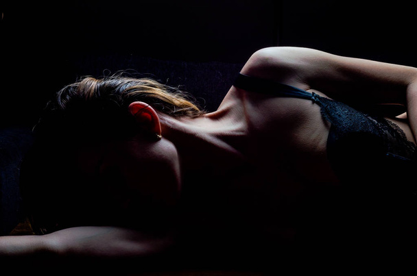 Nuori seksikäs tyttö kaunis eroottinen pitsi alusvaatteet makaa eristetty musta tausta
 - Valokuva, kuva