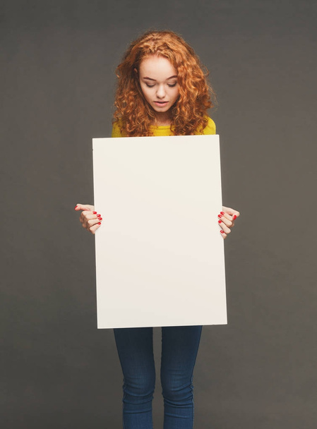 空白のホワイト ペーパーを持つ若い女性 - 写真・画像