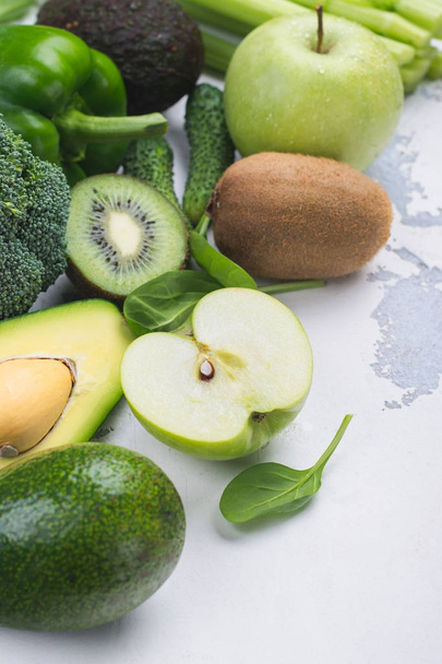 frutas y verduras verdes sobre fondo blanco - Foto, imagen