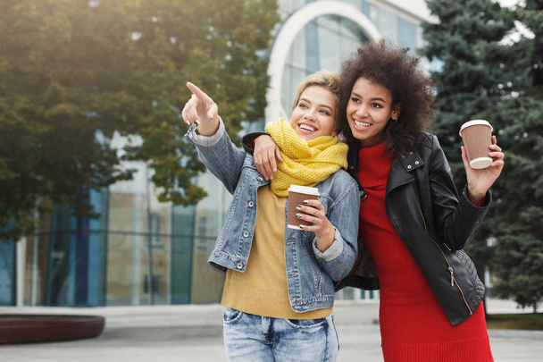 Chicas felices con llevar café al aire libre
 - Foto, imagen