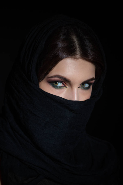 Woman in niqab - Valokuva, kuva