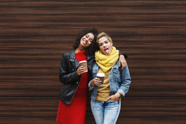 Ευτυχισμένος κορίτσια με take away καφέ σε εξωτερικούς χώρους - Φωτογραφία, εικόνα