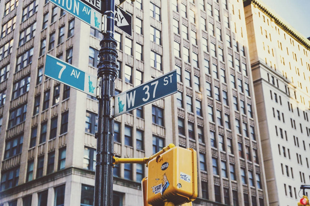 architecture and street signs in Manhattan, New York - Zdjęcie, obraz