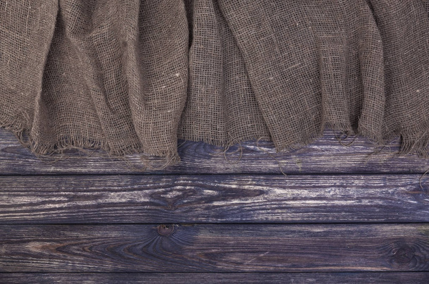 Zsákvászon, sötét fából készült háttér, felülnézet - Fotó, kép