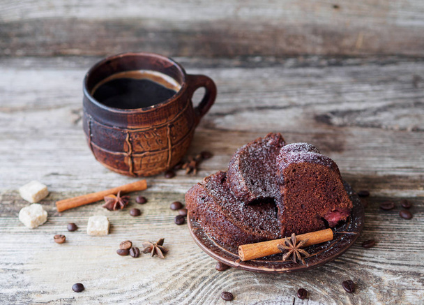 cupcake al cioccolato con fragole e tazza di caffè
 - Foto, immagini