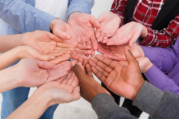Multiethnische Menschen beim Händeschütteln - Foto, Bild