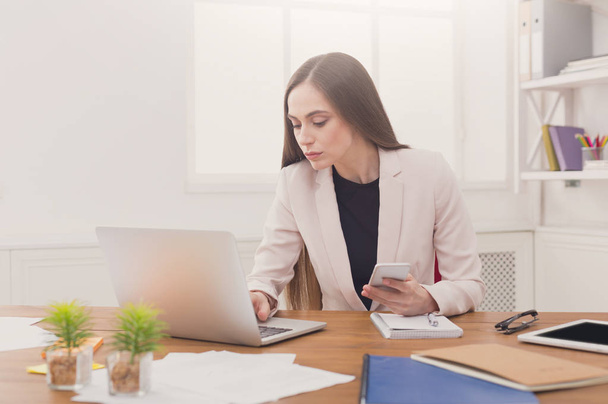 Biznes kobieta pracuje na laptopie w biurze - Zdjęcie, obraz