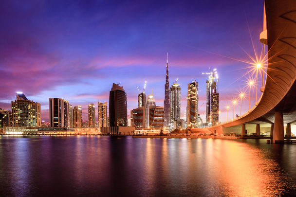 Widok na panoramę centrum Dubaju w nocy - Zdjęcie, obraz