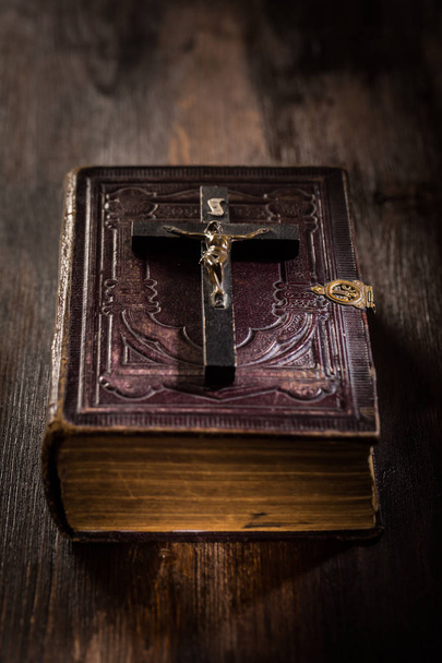 священна Біблія з дерев'яним хрестом
 - Фото, зображення