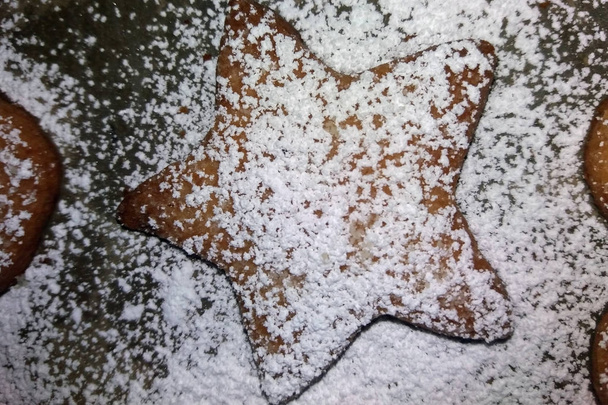 biscuits de Noël faits maison avec beaucoup de sucre en poudre
 - Photo, image
