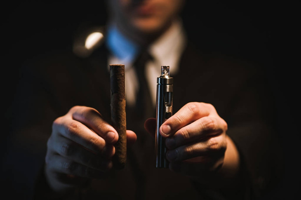bad habits cigar vs e-cigarette modern alternative - Foto, Imagem