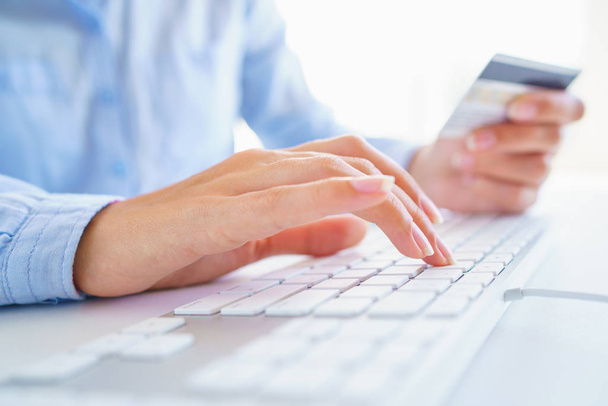 Nő az online fizetés hitelkártyával. A koncepció a - Fotó, kép