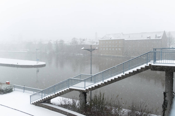 Snow fall over the Main River Schweinfurtissa silta portaat
 - Valokuva, kuva