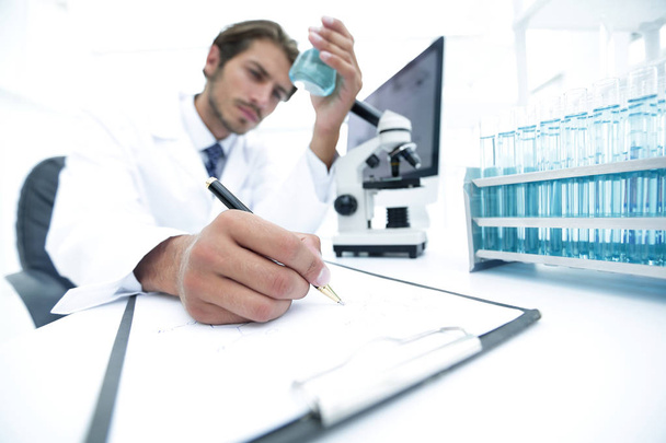 scientist analyzing an experiment in a laboratory - Фото, зображення