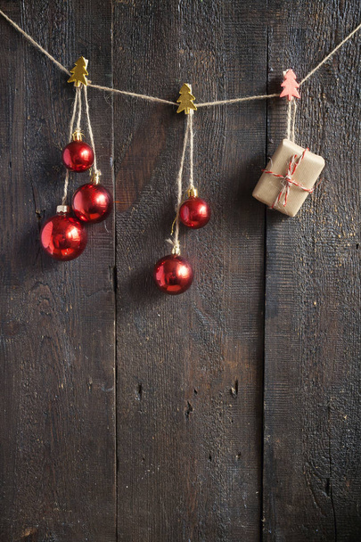 Guirlande de Noël avec jouets et cadeaux sur un fond en bois sombre
 - Photo, image