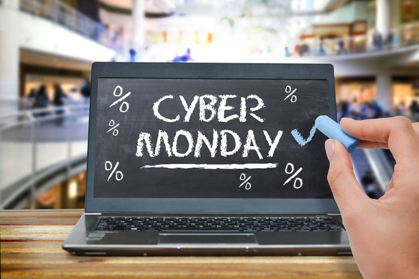 Cyber Monday ofertas y especiales anuncian en la pantalla del ordenador portátil en un centro comercial
 - Foto, Imagen