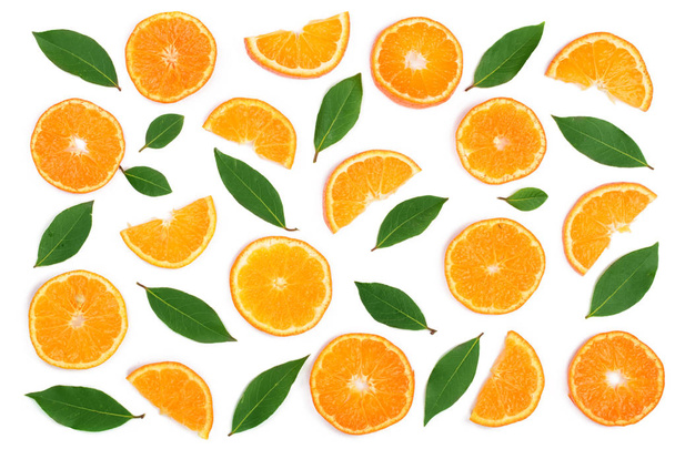 Кусочки апельсина или мандарина с листьями изолированы на белом фоне. Квартира лежала, вид сверху. Фруктовый состав
 - Фото, изображение