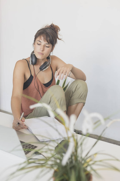 Young and pretty startup worker working at home - 写真・画像