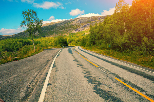 山の道路で車を運転します。自然ノルウェー - 写真・画像