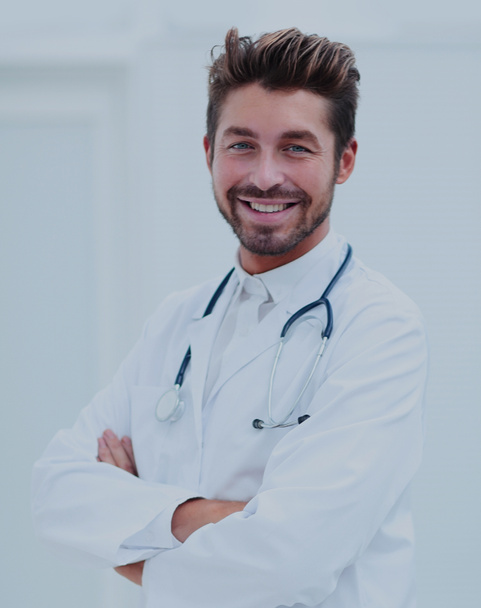 Portrait d'un médecin souriant avec un stéthoscope autour du cou
 - Photo, image