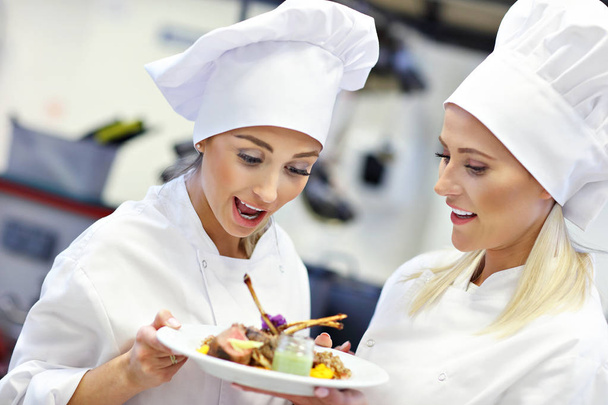 Заробітні кухарі на роботі на кухні ресторану
 - Фото, зображення